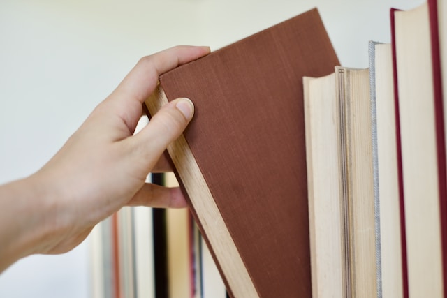 9 dicas de como organizar os livros em casa