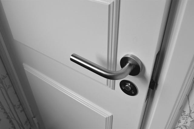 Como reforçar a proteção de portas e janelas de vidro